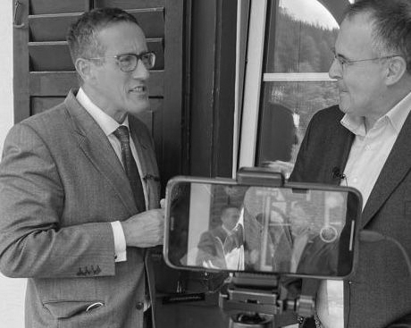 BW with Richard Quest Davos 2022 B&W